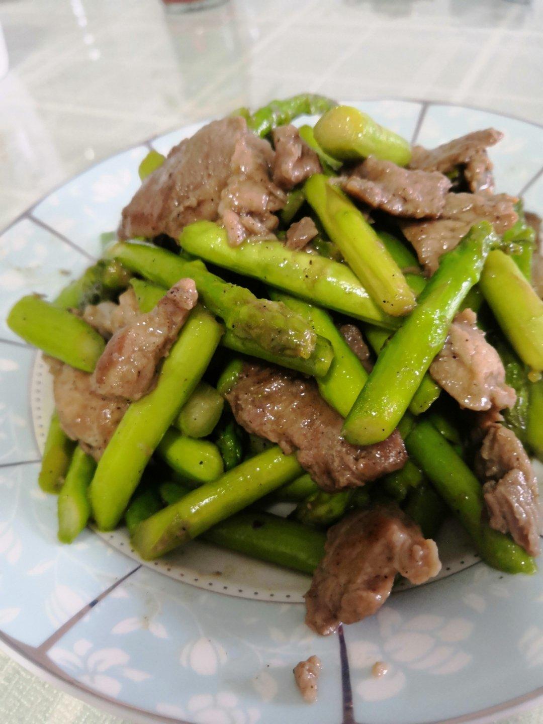 黑椒牛肉炒芦笋