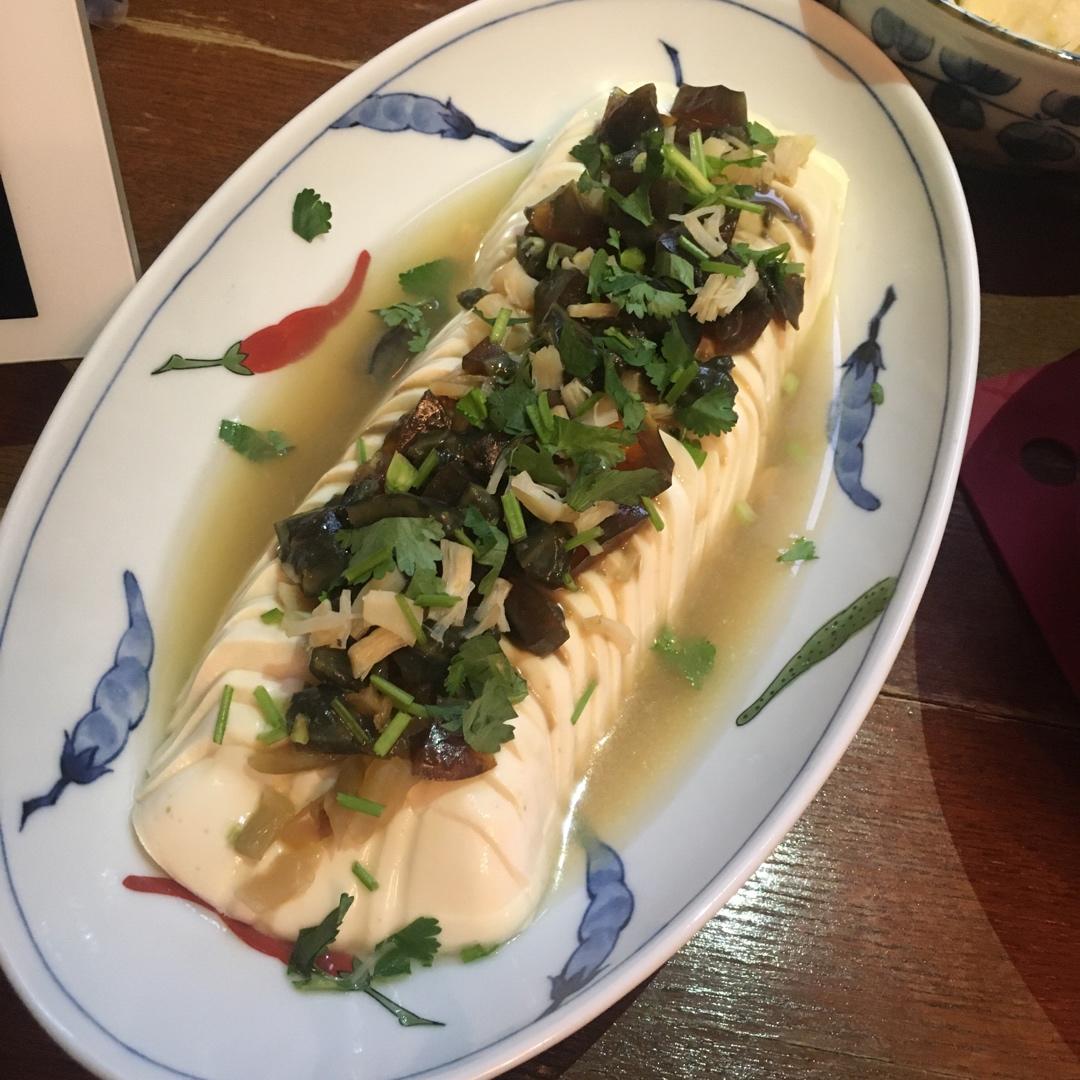 松花蛋榨菜瑶柱丝香椿小葱拌豆腐