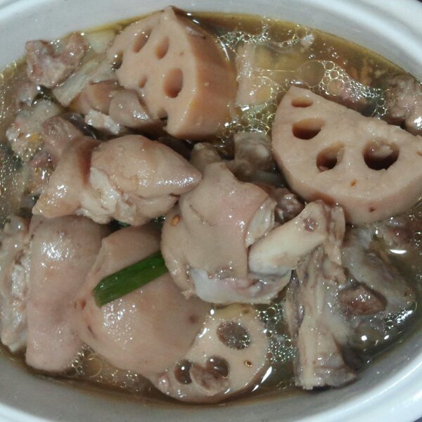 莲藕花生猪蹄汤
