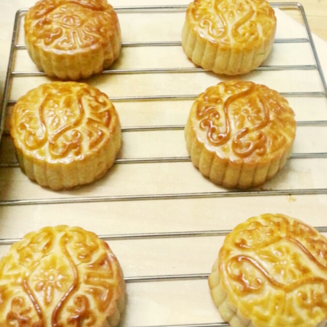 蛋黄莲蓉月饼