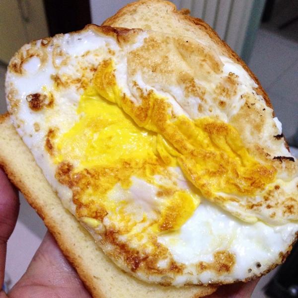 吐司面包加心形小煎蛋