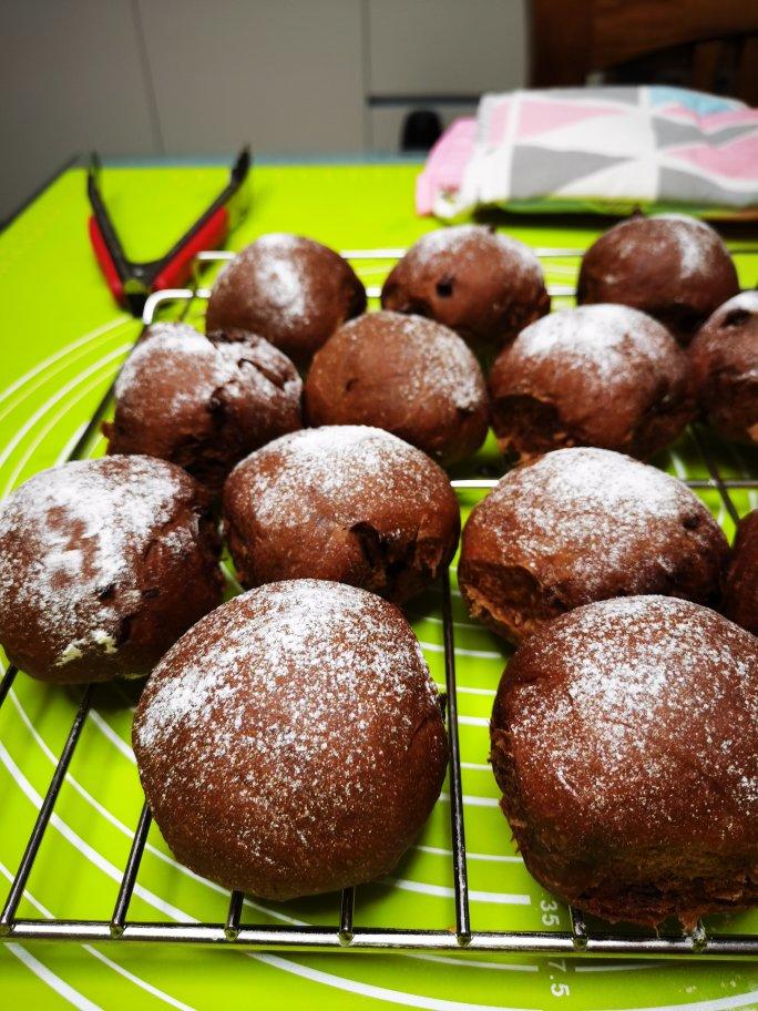 小堂小正做的黑眼豆豆面包