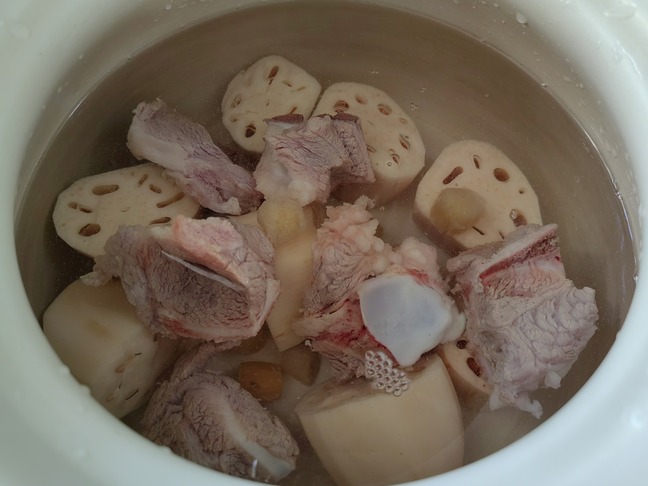 莲藕瑶柱骨头汤的做法 步骤1