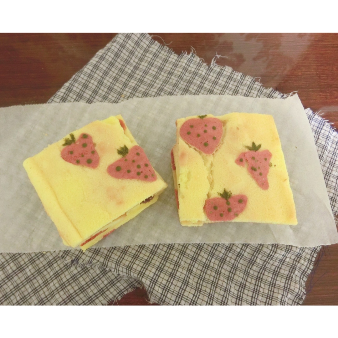 彩绘草莓蛋糕卷