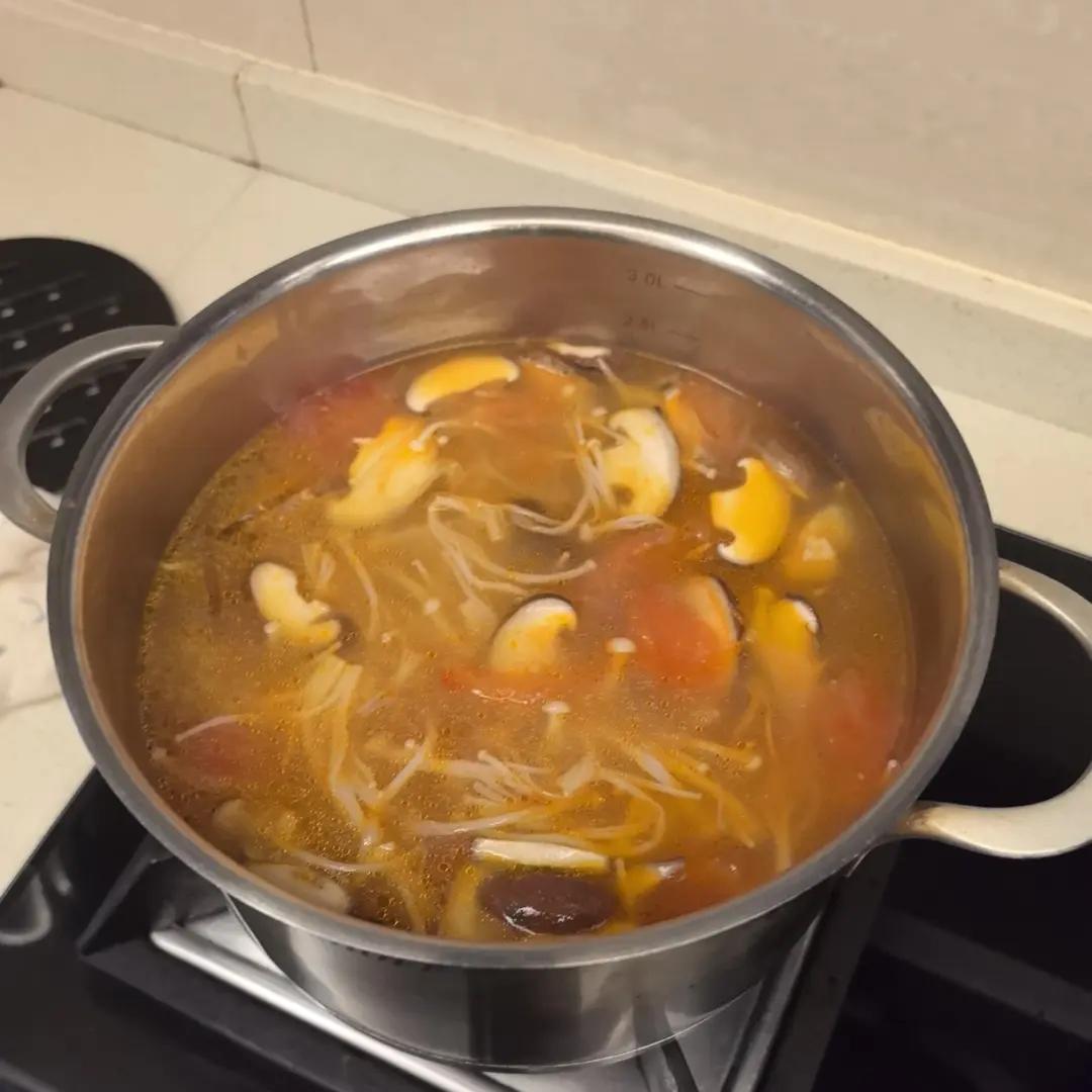 西红柿菌菇豆腐汤
