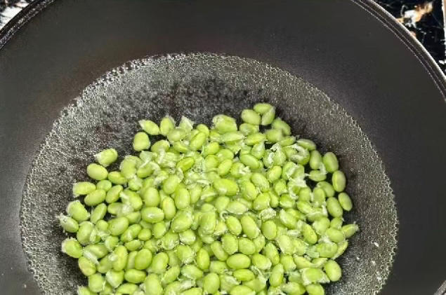 梅干菜炒毛豆的做法 步骤4