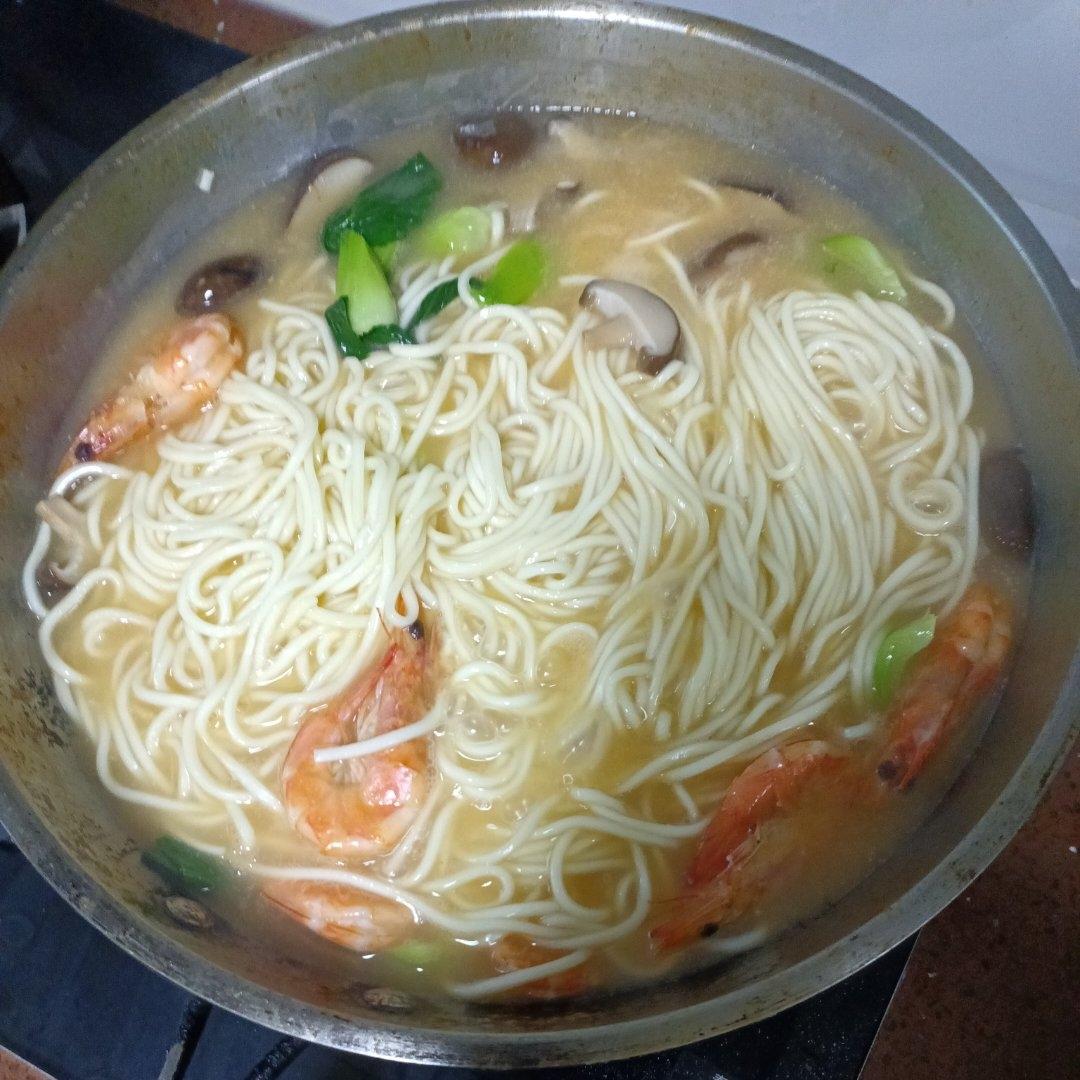 鲜虾菌菇汤面