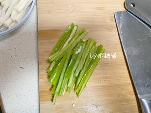牛排中式吃法：海鲜菇炒牛柳的做法 步骤6