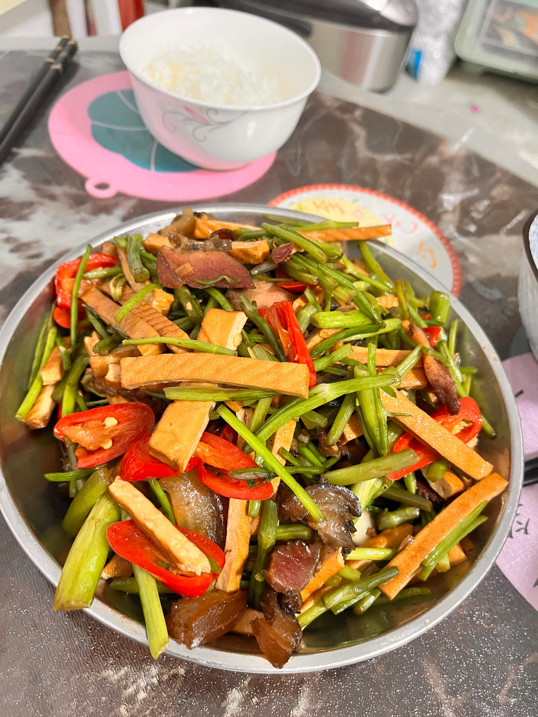 香干水芹菜炒腊肉