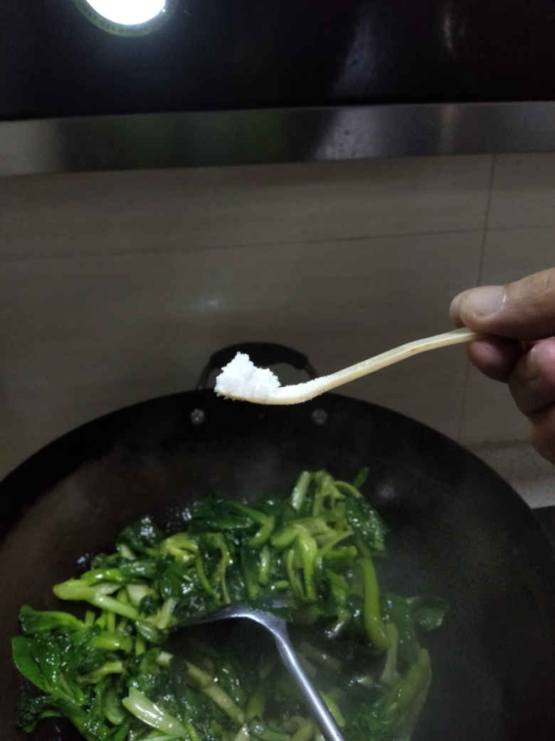 炒青菜的做法 步骤3