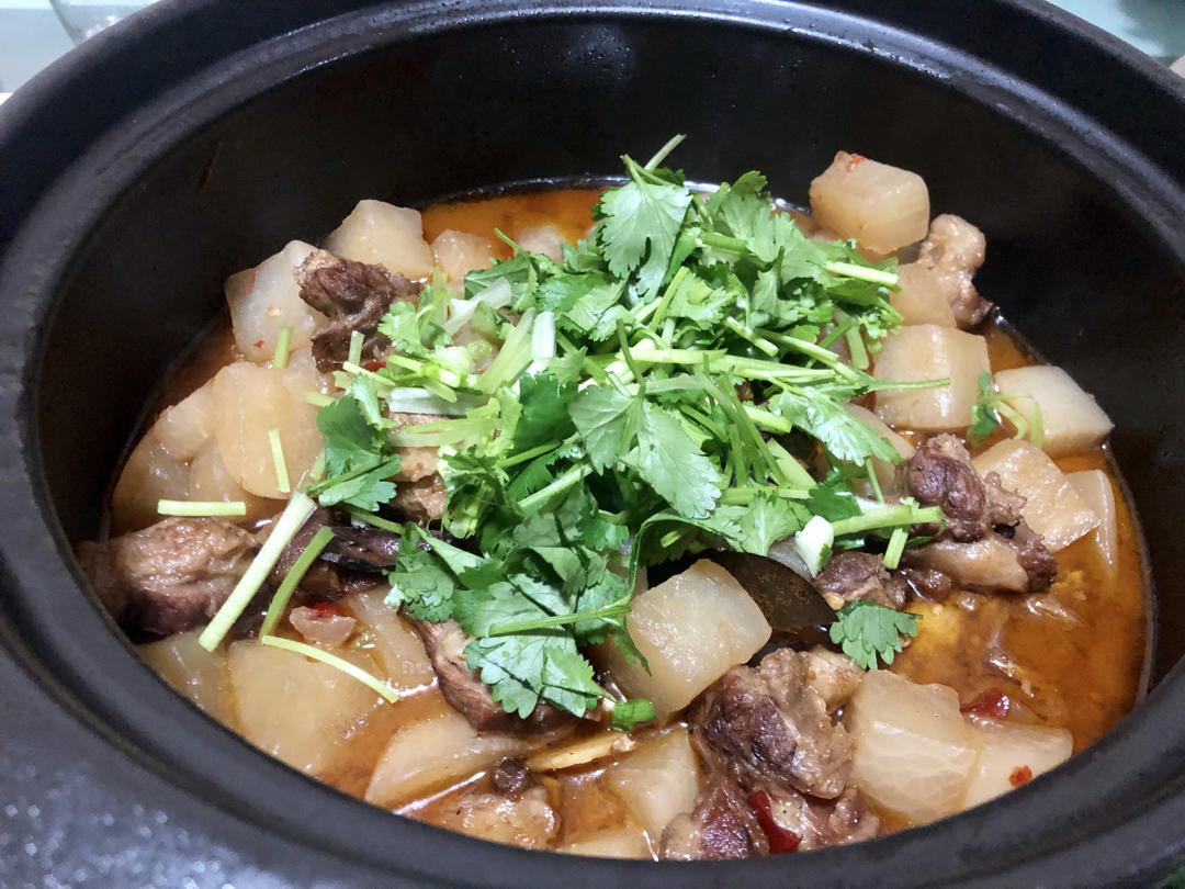 厨师长教你：“萝卜烧牛肉”的川味版做法，肉香四溢软烂入味