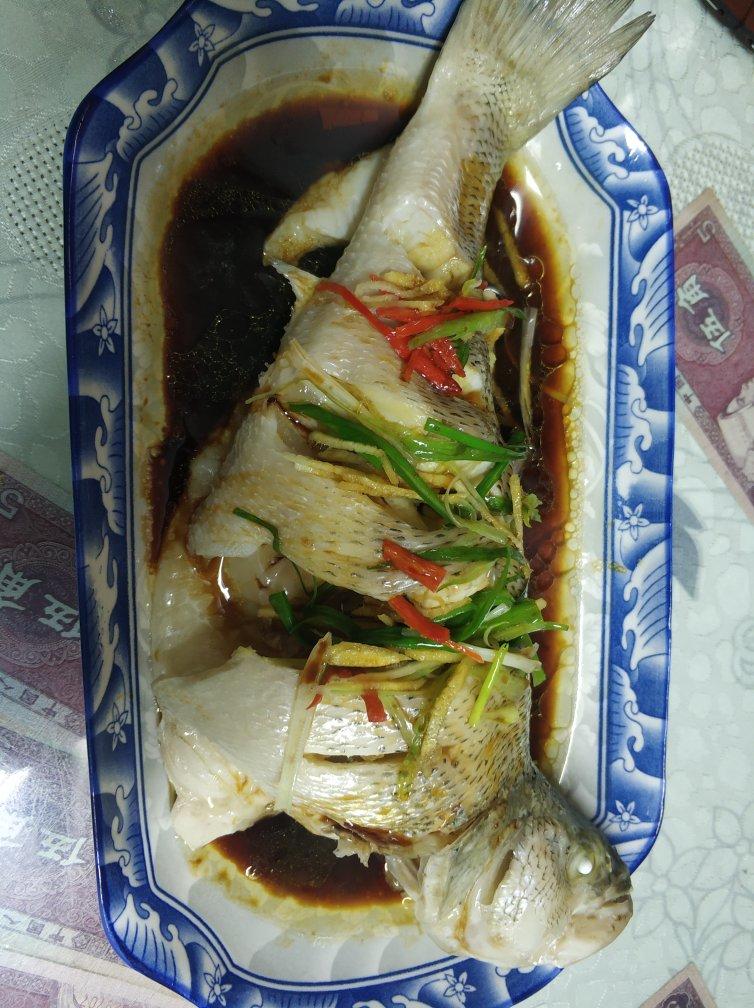 考究的清蒸鲈鱼