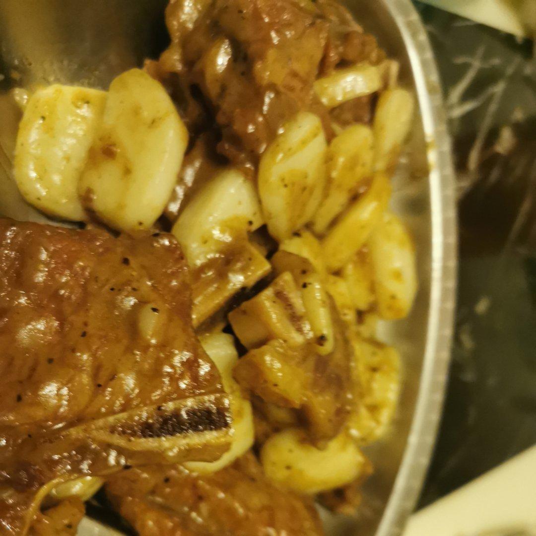 黑椒牛仔骨炒年糕│多力浓香花生油x金牌家宴