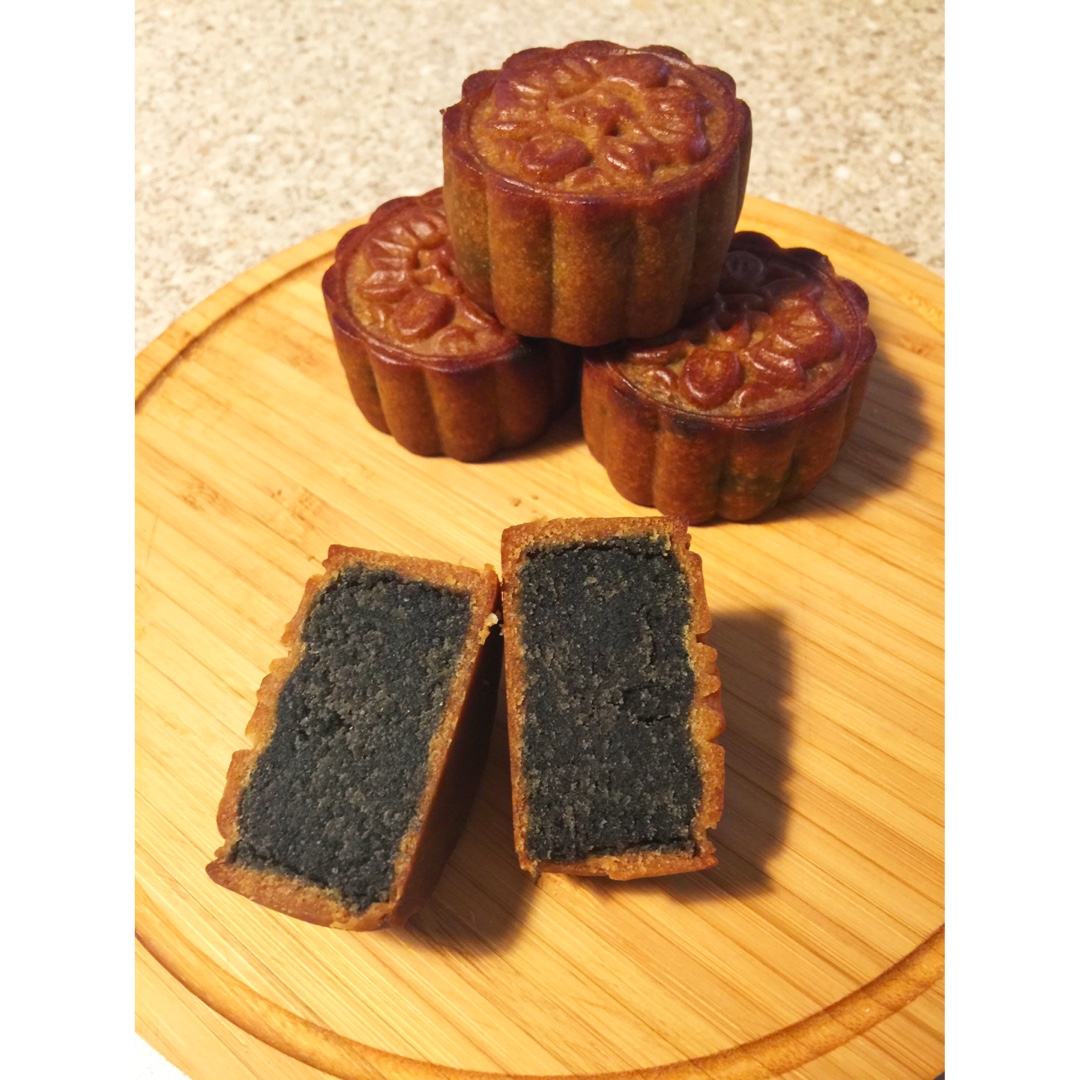 广式月饼—蛋黄芝麻月饼