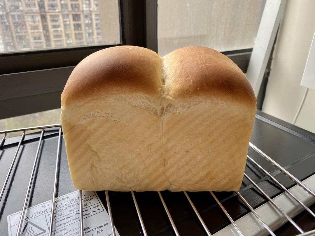 用烤箱自己做面包--手工牛奶吐司面包