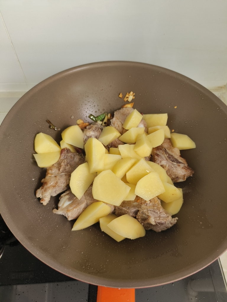 土豆炖排骨的做法 步骤6