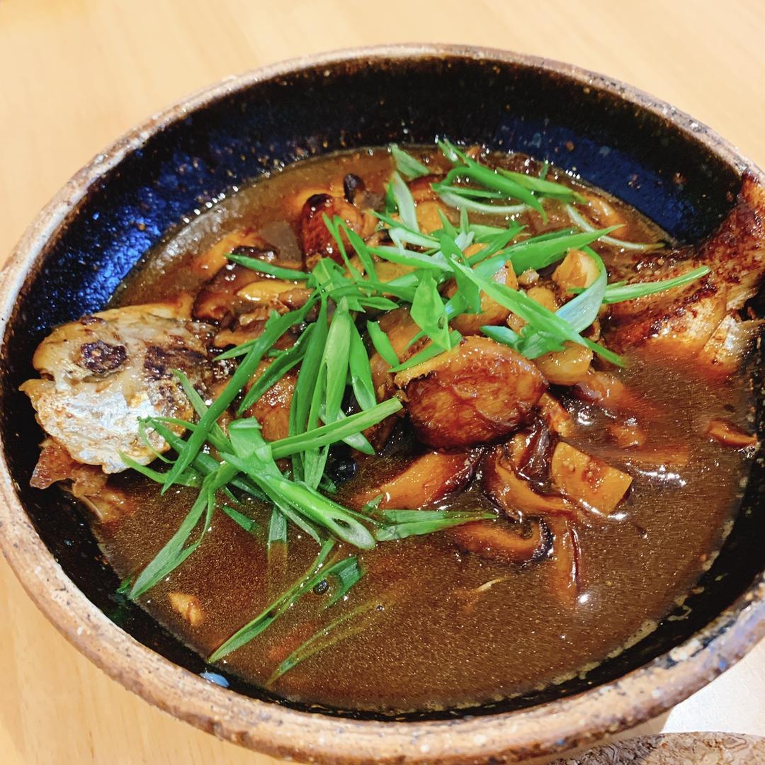 经典粤式蒜子烧鲳鱼（汤汁都能下三碗饭）