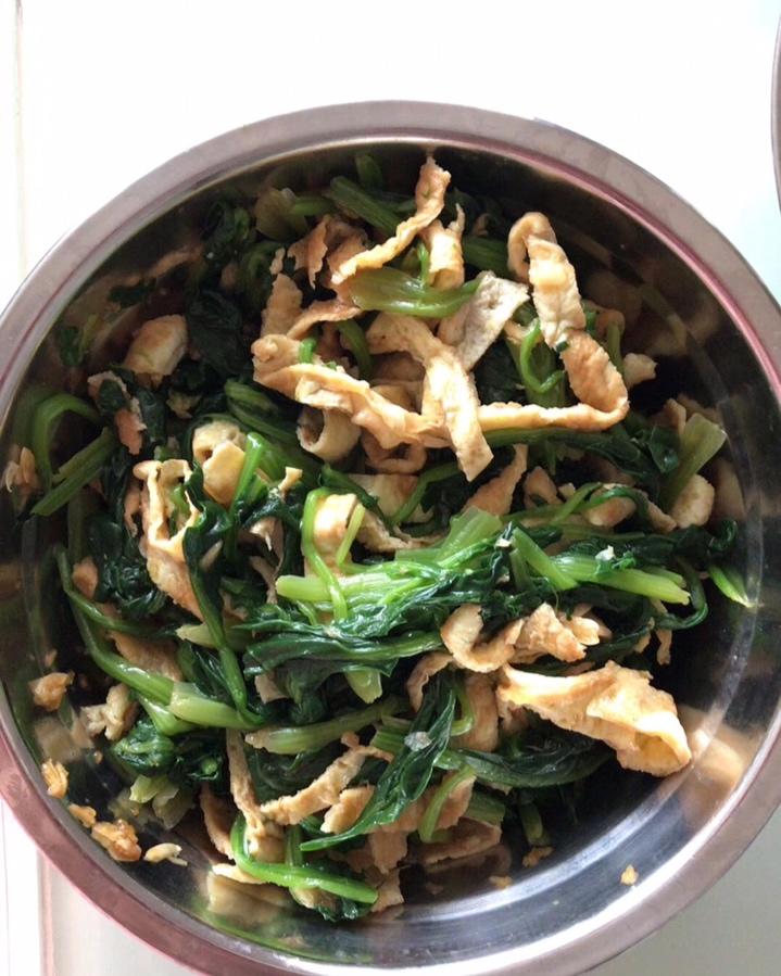 堂妈小厨——鸡蛋皮拌菠菜