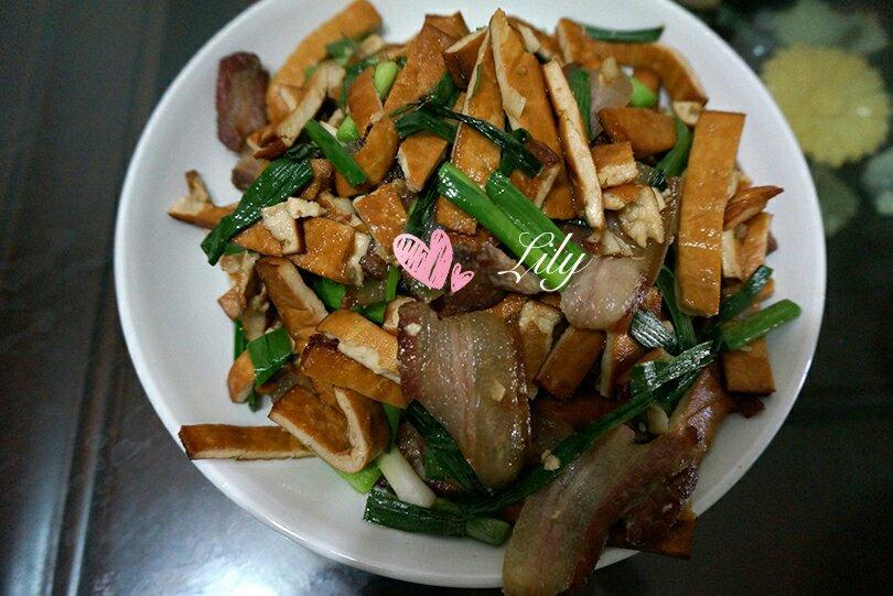 腊肉炒豆干是非常家常的一道菜，腊肉在四川几乎家家户户都是有的，这里我用的是五花腊肉，这种腊肉炒出来会更加香哦！！