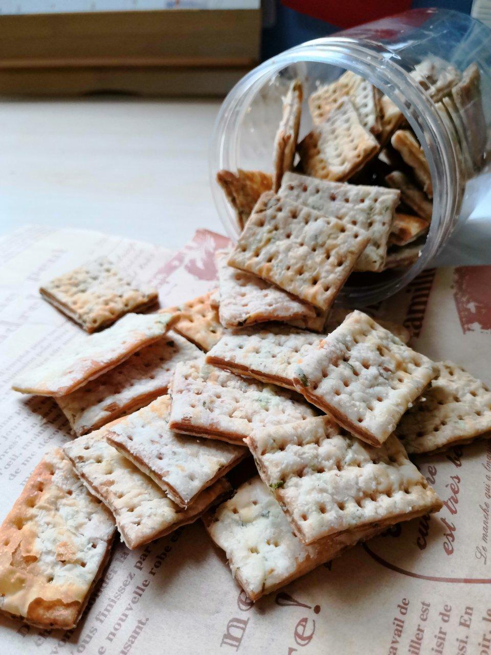 这可能是我最“得意”的一款饼干了，相对少油，低糖，香酥！ | 葱油香酥饼干