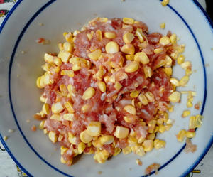 猪肉玉米饺的做法 步骤2