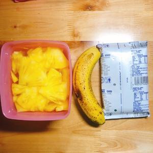 菠萝香蕉奶昔的做法 步骤1
