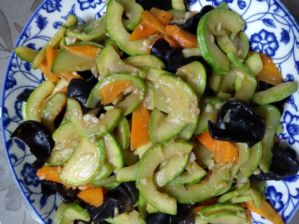 蒜蓉木耳西葫芦
