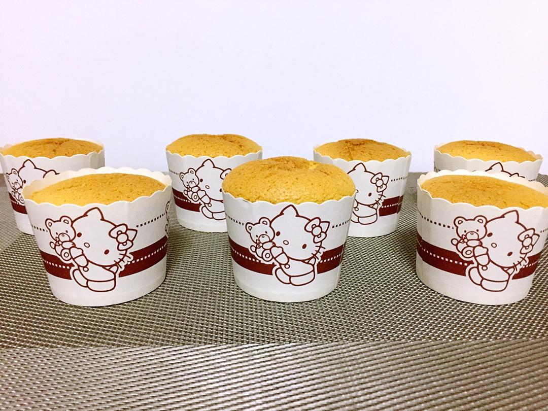 软绵绵戚风纸杯蛋糕