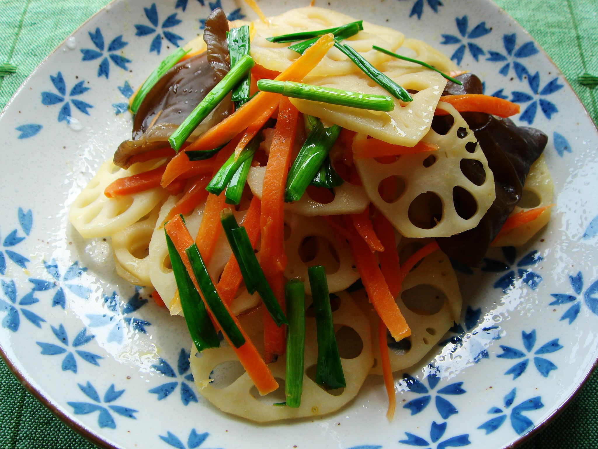 胡萝卜木耳炒蒜苗