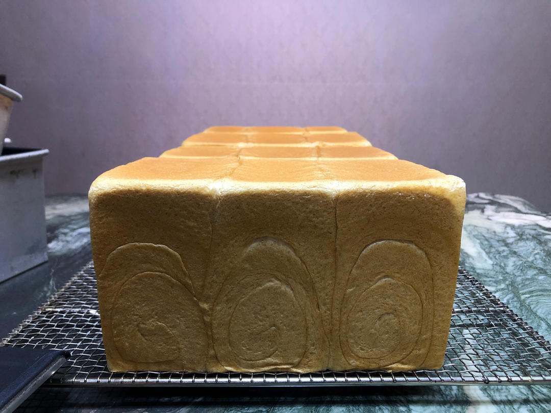 柔软的蜂蜜牛乳全麦吐司