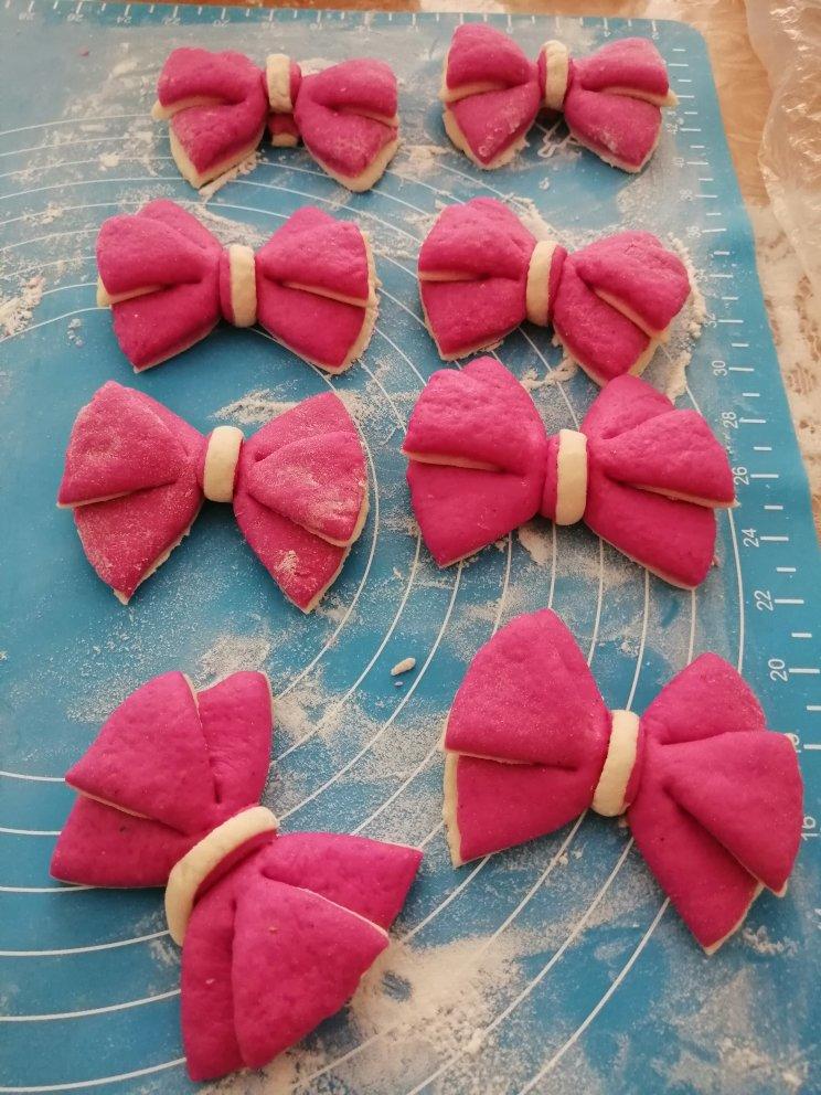 火龙果汁做馒头，蒸过不褪色，颜色粉嫩超可爱，口感暄软味道好