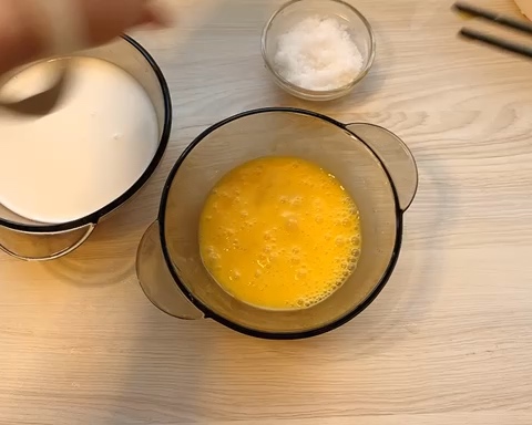 滋润嫩滑的牛奶炖蛋的做法 步骤2