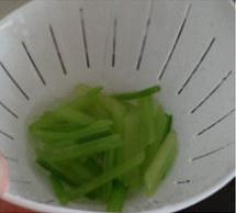 清烹莲菜西芹的做法 步骤6