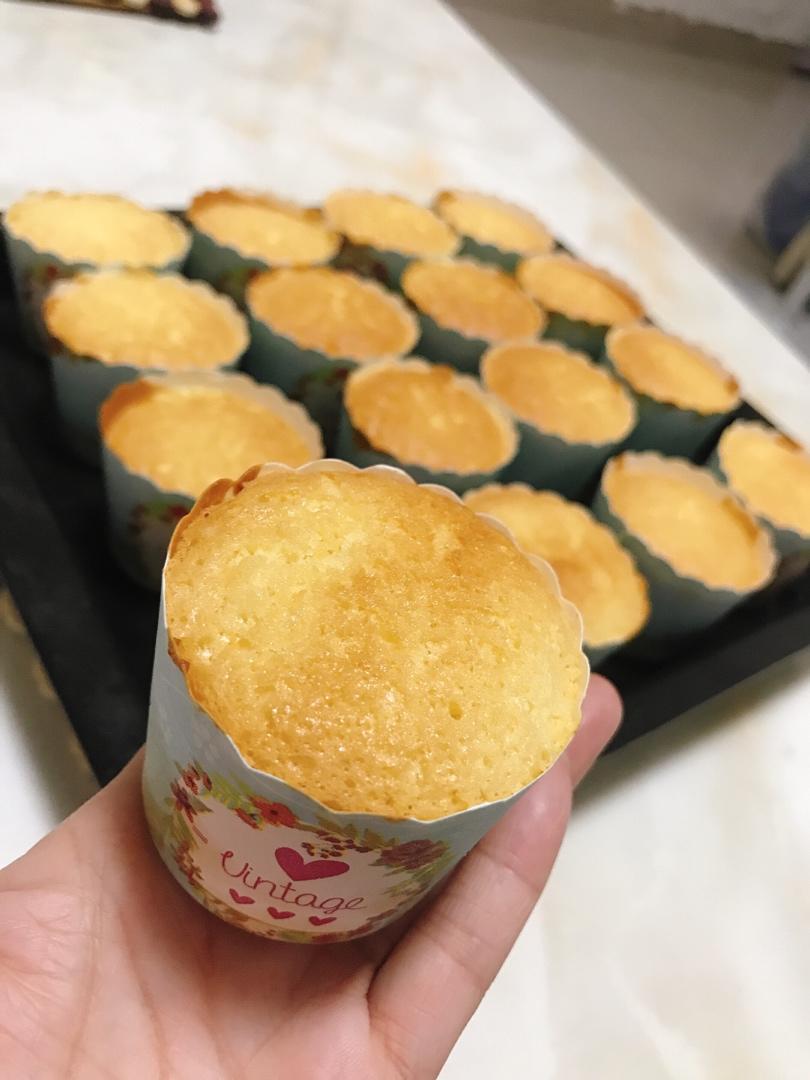 简单快速的海绵纸杯蛋糕