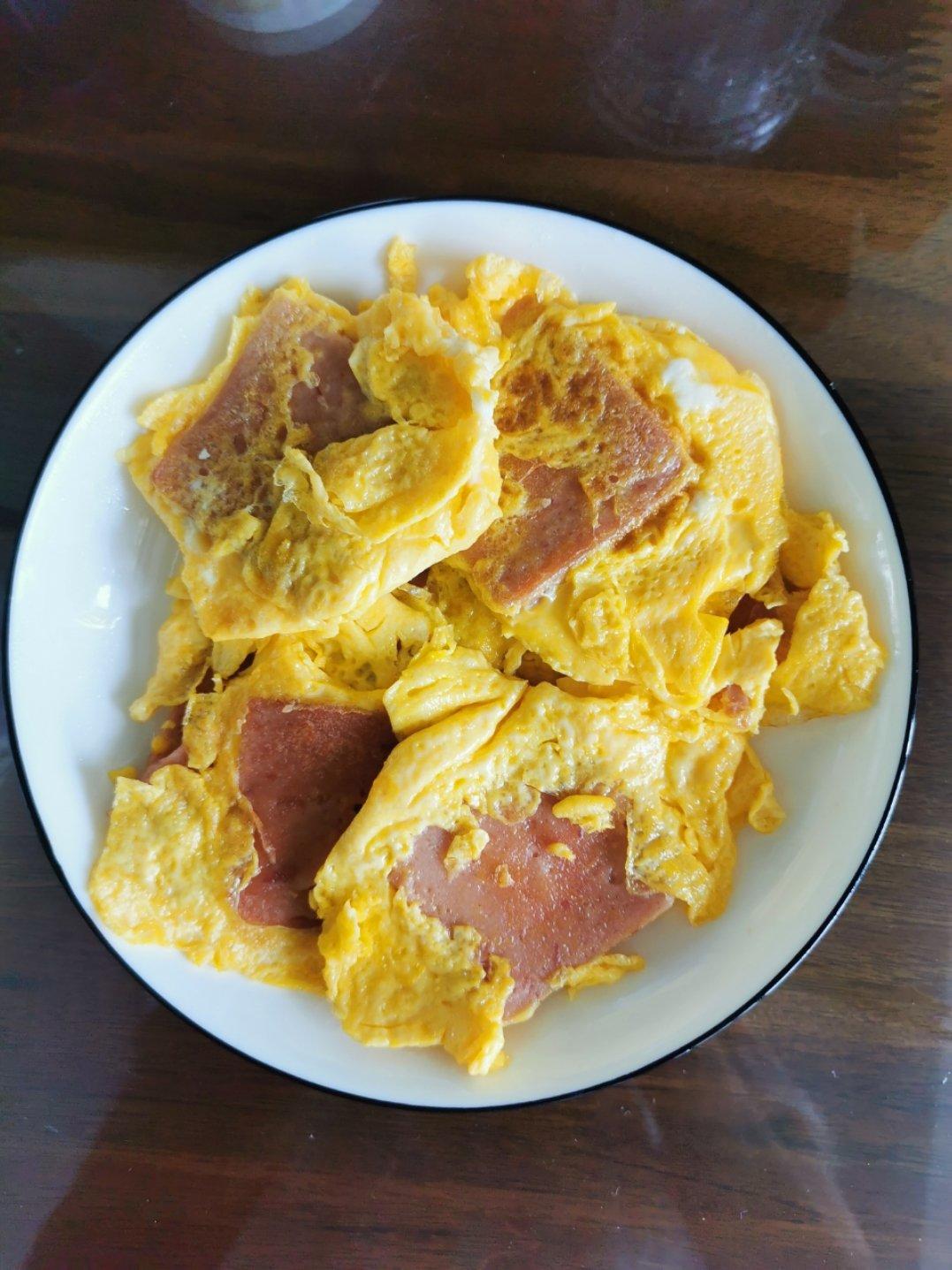 鸡蛋煎午餐肉