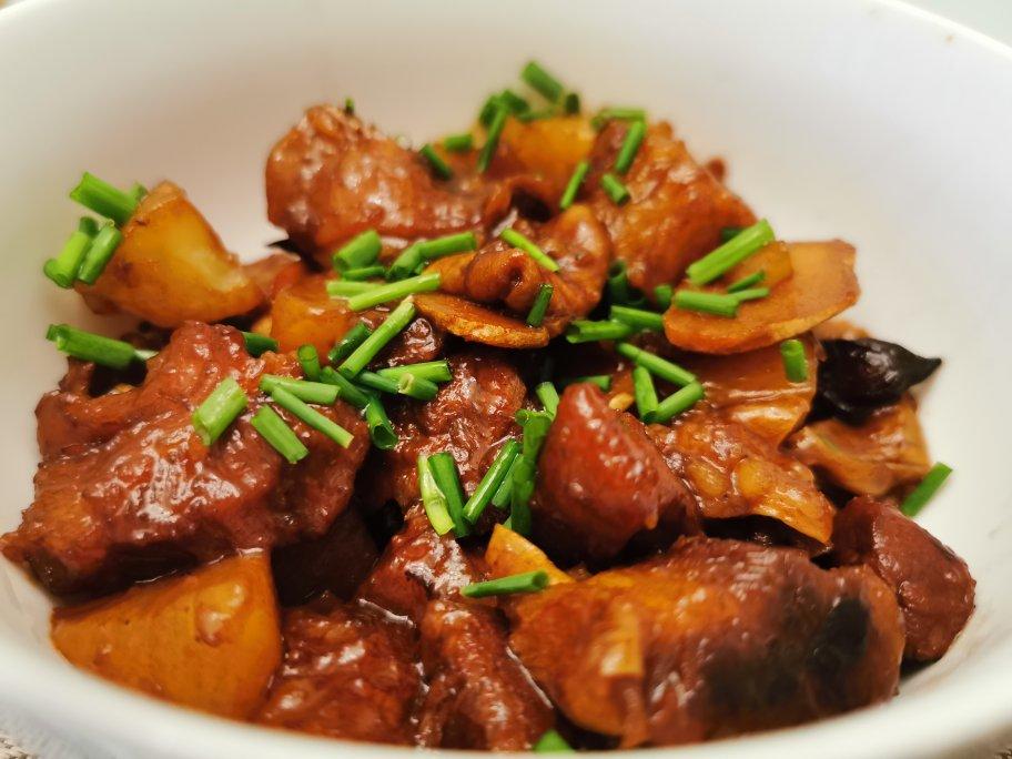 老爹👨做的红烧牛腩炖土豆🥔（浓厚香味可以把儿子👦从睡梦中叫醒，砂锅慢炖）