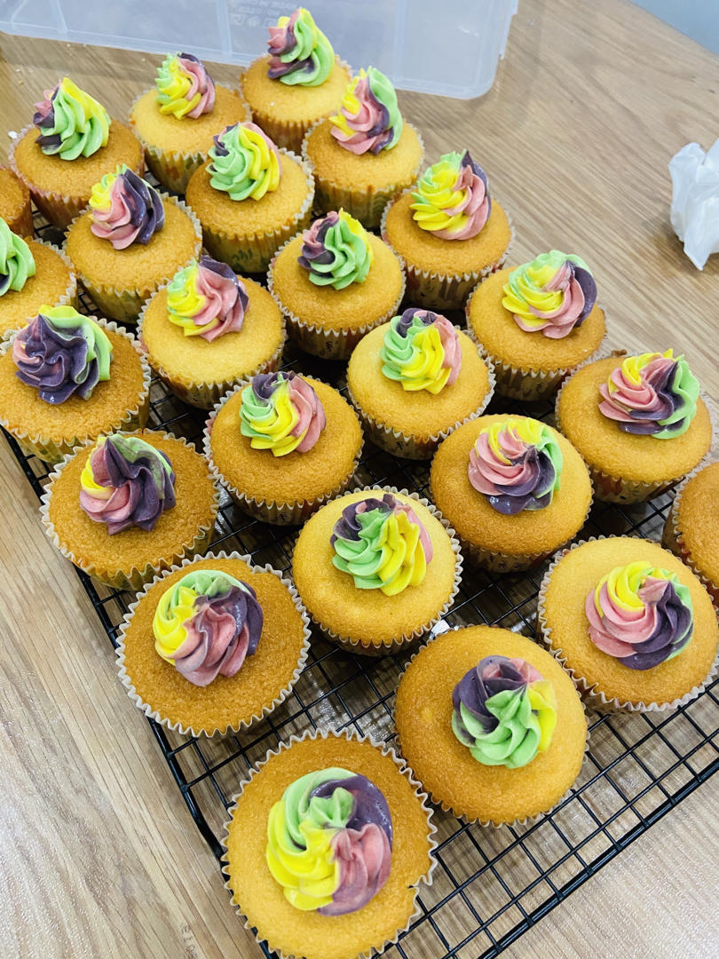 有内涵的彩虹杯子蛋糕Rainbow Cupcakes