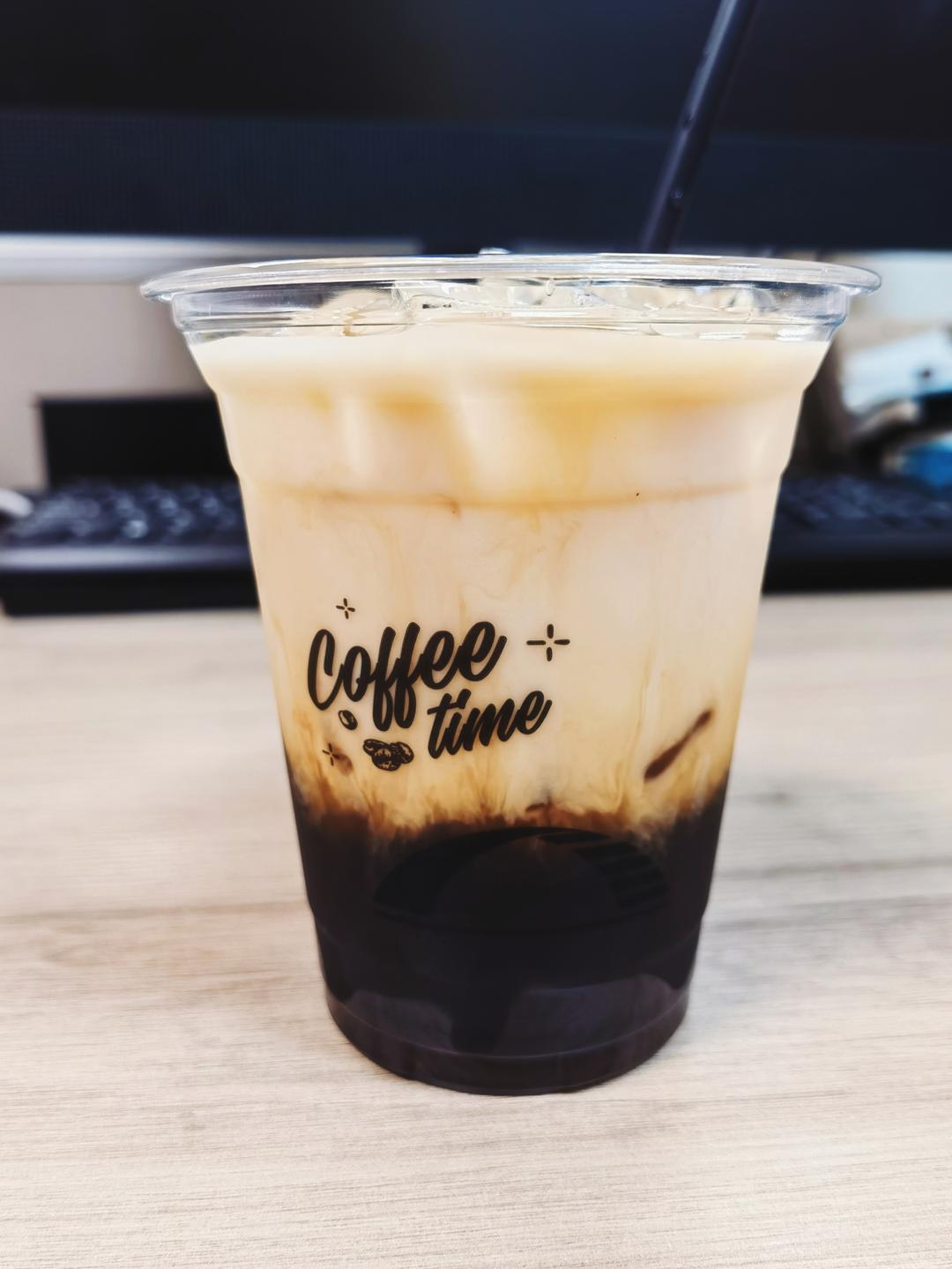 一杯提神冰拿铁