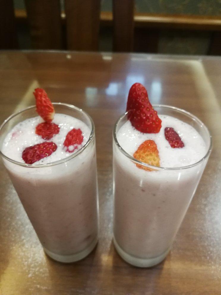 颜值超高的草莓🍓奶昔