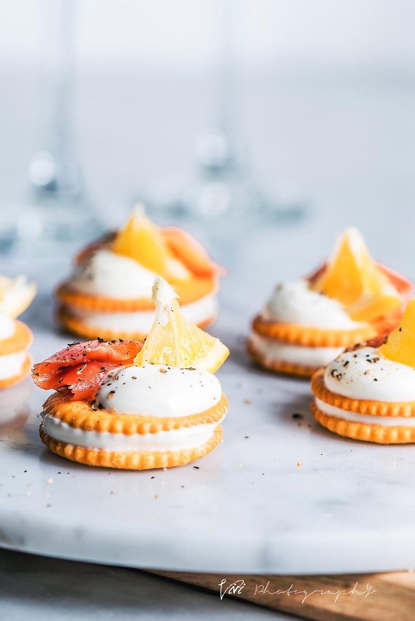 马天尼Rose佐烟熏三文鱼乳酪脆饼