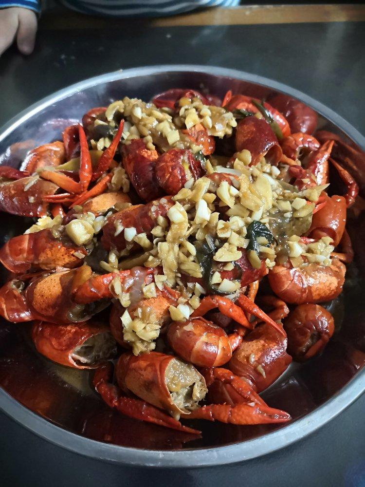 好吃到爆的蒜香小龙虾