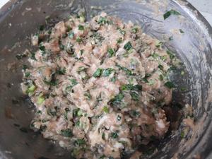猪肉鲜虾韭菜馄饨（调馅加汤底做法）的做法 步骤5