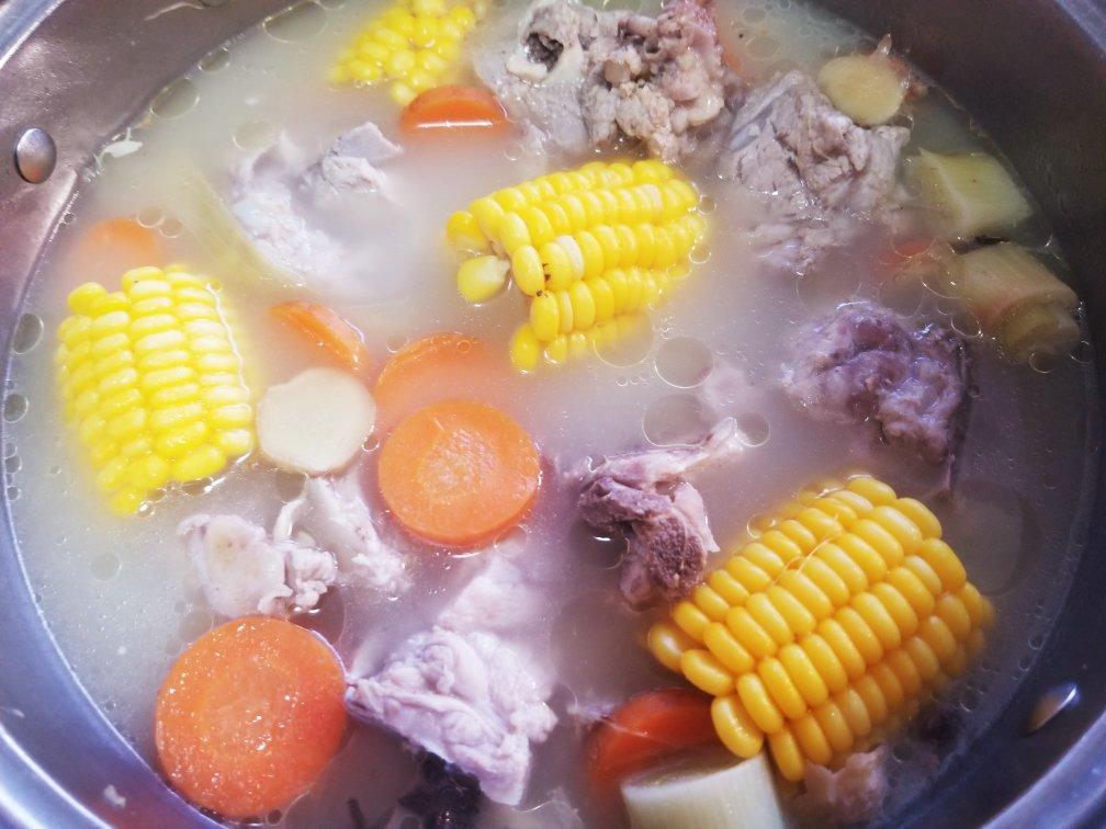 胡萝卜玉米排骨汤