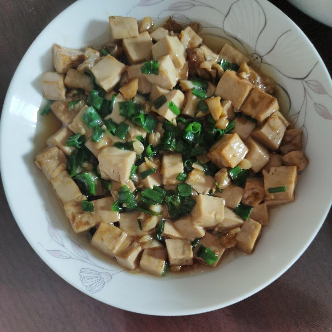 不放肉也超下饭的葱焖豆腐
