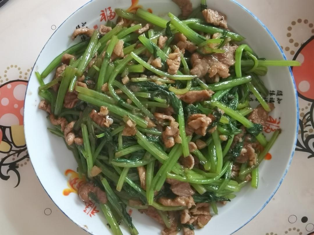 茼蒿炒肉的做法