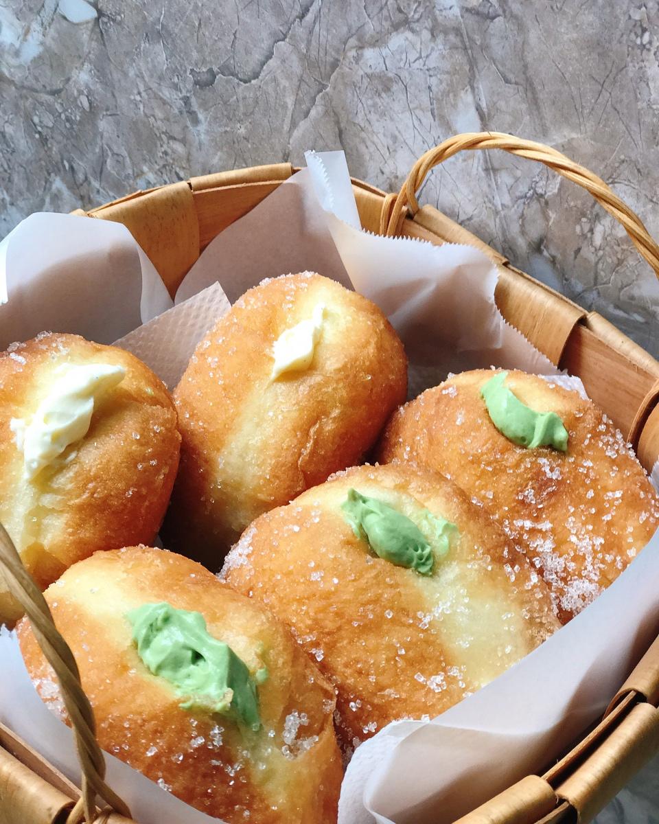 好吃到哭泣的甜甜圈VANILLA CREAM-FILLED DOUGHNUTS