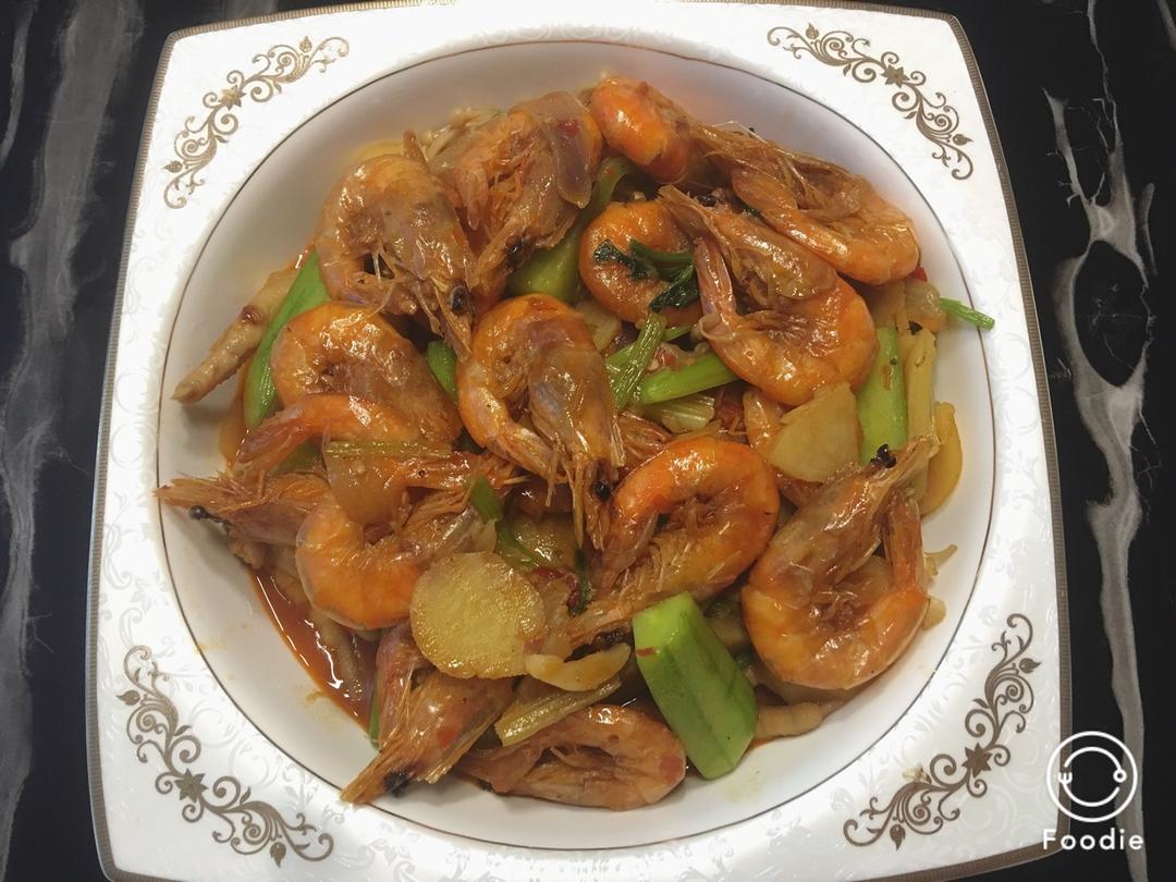 超简单的明虾鸡爪煲