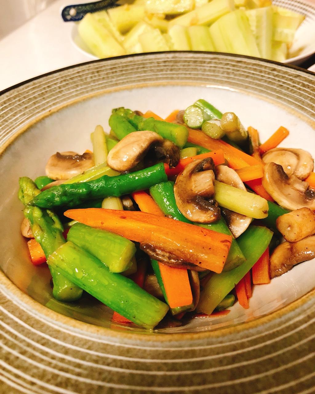 芦笋炒蘑菇