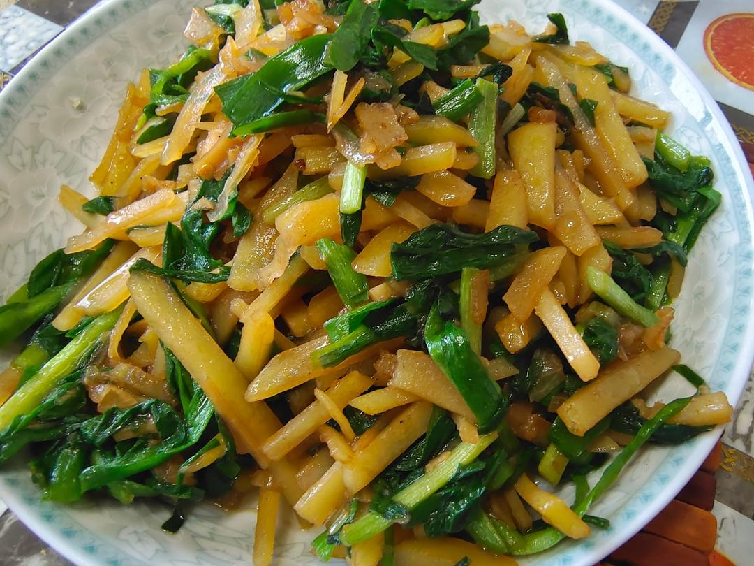 家常土豆丝炒韭菜