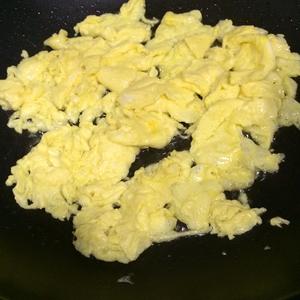 榨菜鸡蛋酱油氽儿面的做法 步骤2